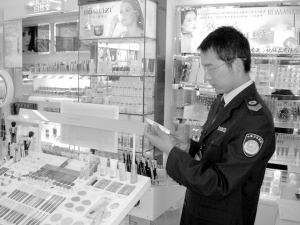 五華區(qū)開展專項拉網(wǎng)檢查，筑牢化妝品及衛(wèi)生用品零售安全防線